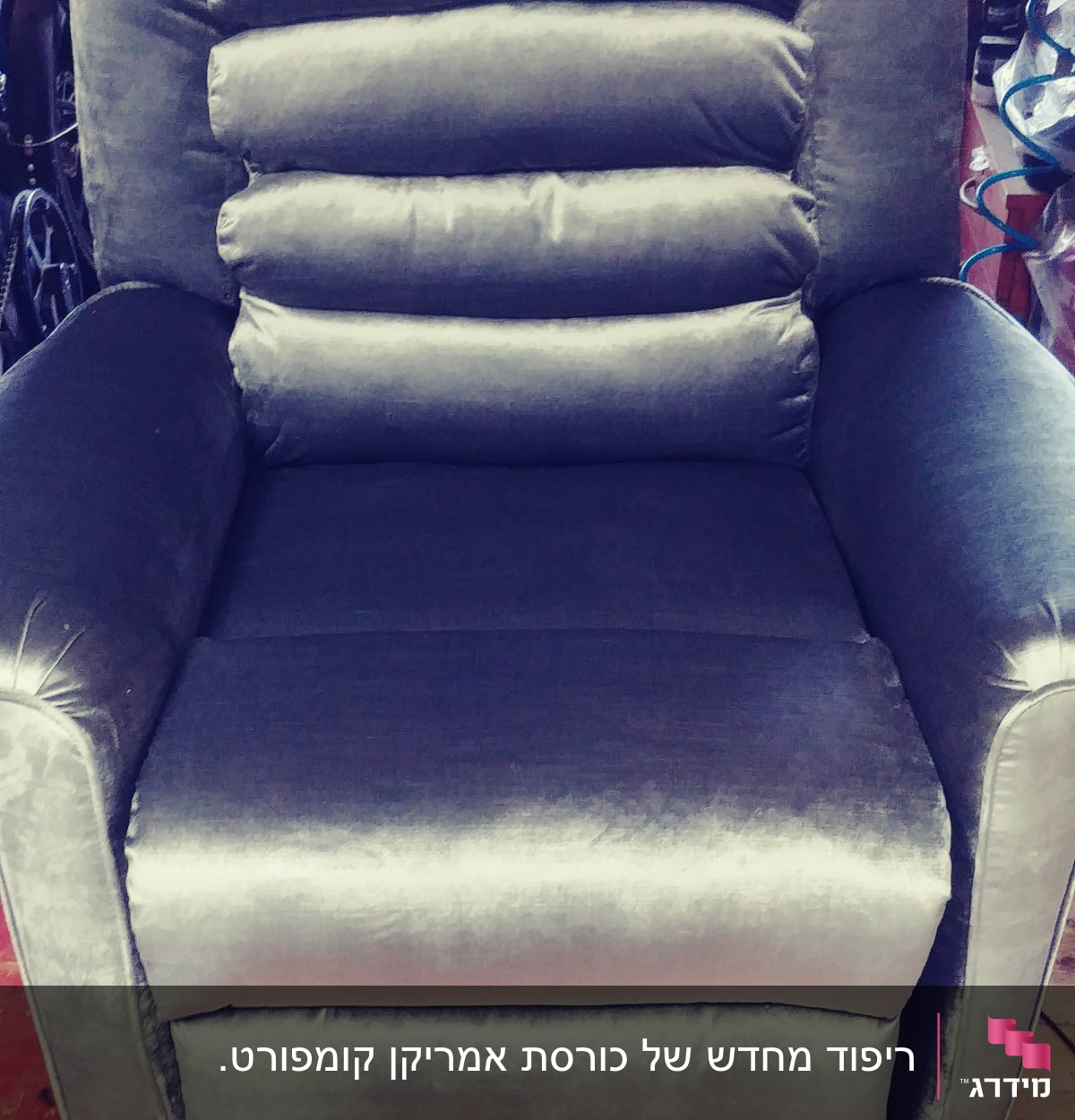כורסה מרופדת בבד אפור עם כריות מרופדות